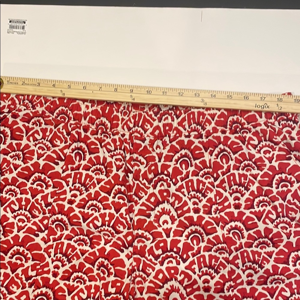 The north face size xxl Red and White Patterned Shorts in like new condition - Picture 5 of 6